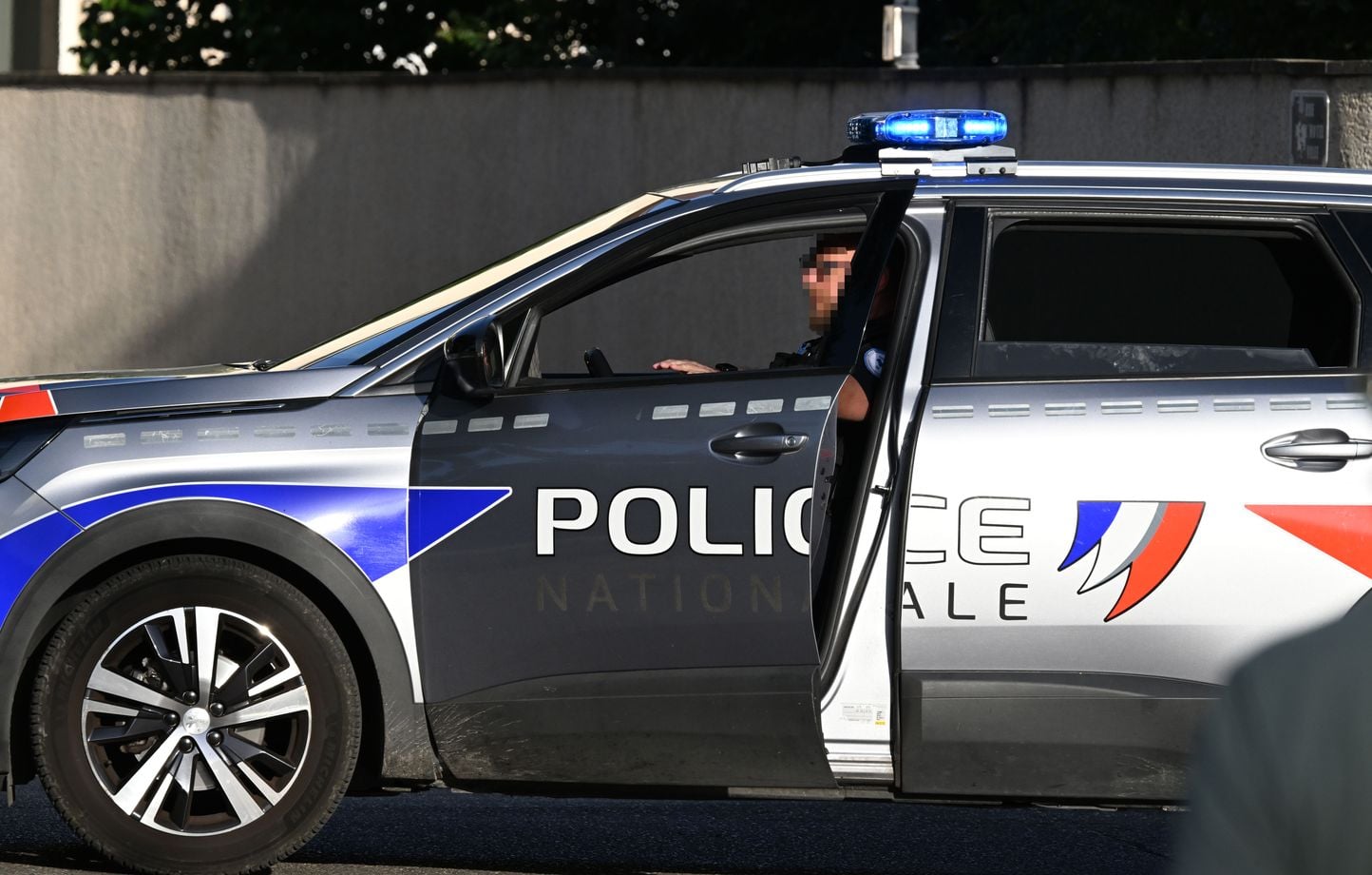 Muere una mujer con un cuchillo tras un tiroteo policial Muere una mujer con un cuchillo tras un tiroteo policial